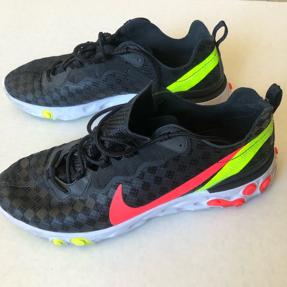 NIKE REACT